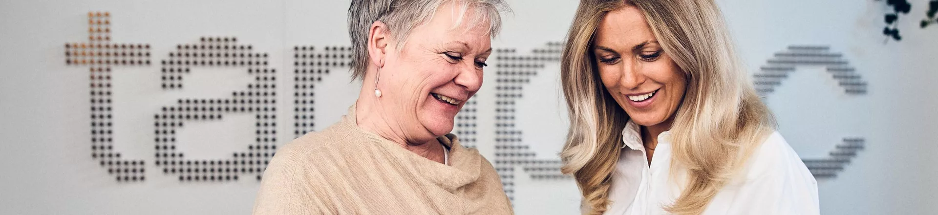 Kollegor diskuterar återvunnen plastburk